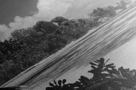 OBRAZ NÁDHERNÁ PLÁŽ NA OSTROVĚ LA DIGUE V ČERNOBÍLÉM PROVEDENÍ - ČERNOBÍLÉ OBRAZY - OBRAZY