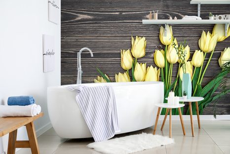 SAMOLEPÍCÍ FOTOTAPETA ŽLUTÉ TULIPÁNY NA DŘEVĚNÉM PODKLADU - SAMOLEPÍCÍ TAPETY - TAPETY