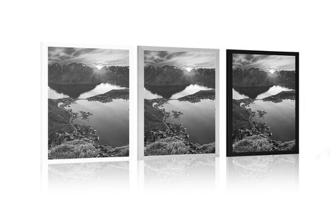 PLAKAT ZADIVLJUJUĆA PLANINSKA PANORAMA SA ZALASKOM SUNCA U CRNO-BIJELOM DIZAJNU - CRNO-BIJELE - PLAKATI