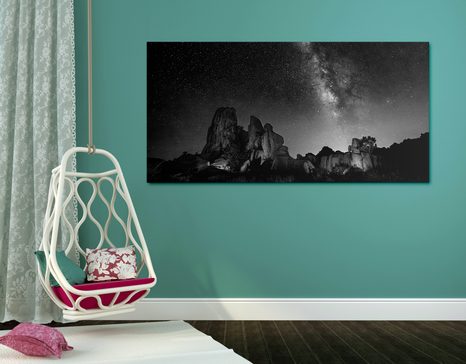 WANDBILD STERNENHIMMEL ÜBER FELSEN IN SCHWARZ-WEISS - SCHWARZ-WEISSE BILDER - BILDER