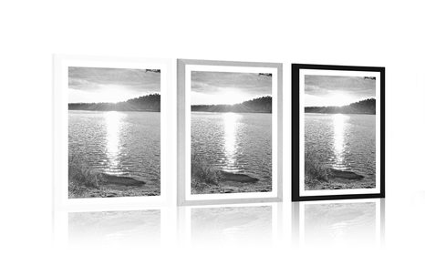 PLAGÁT S PASPARTOU ZÁPAD SLNKA NAD JAZEROM V ČIERNOBIELOM PREVEDENÍ - PRÍRODA - PLAGÁTY