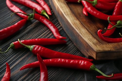 OBRAZ DESKA S CHILI PAPRIČKAMI - OBRAZY JÍDLA A NÁPOJE - OBRAZY