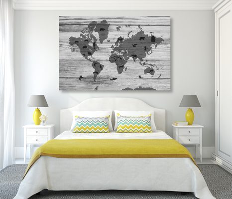 OBRAZ ČERNOBÍLÁ MAPA NA DŘEVĚNÉM PODKLADU - OBRAZY MAPY - OBRAZY