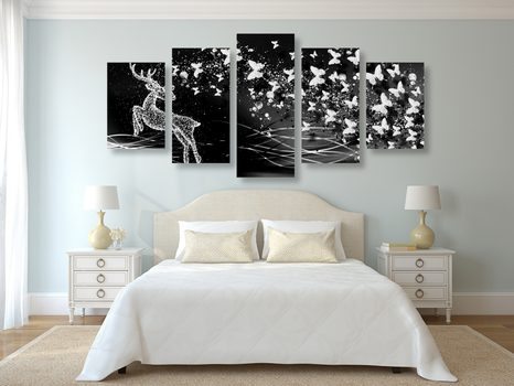 5-TEILIGES WANDBILD SCHÖNER HIRSCH MIT SCHMETTERLINGEN IN SCHWARZ-WEISS - SCHWARZ-WEISSE BILDER - BILDER