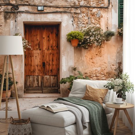 FOTOTAPETE RUSTIKALE MEDITERRANE FASSADE MIT BLUMEN - TAPETEN VON STÄDTEN - TAPETEN