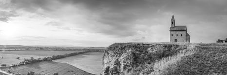 STAMPA SU TELA – VECCHIA CHIESA A NITRA IN BIANCO E NERO - QUADRI BIANCO E NERO - STAMPE E QUADRI