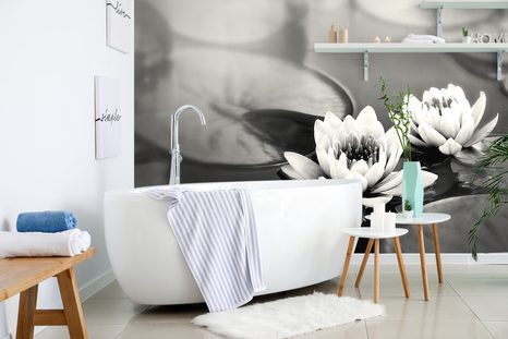 FOTOTAPETA ČERNOBÍLÝ LOTOSOVÝ KVĚT V JEZEŘE - ČERNOBÍLÉ TAPETY - TAPETY