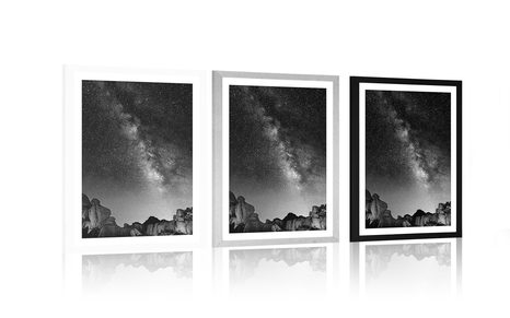 PLAGÁT S PASPARTOU HVIEZDNA OBLOHA NAD SKALAMI V ČIERNOBIELOM PREVEDENÍ - ČIERNOBIELE - PLAGÁTY