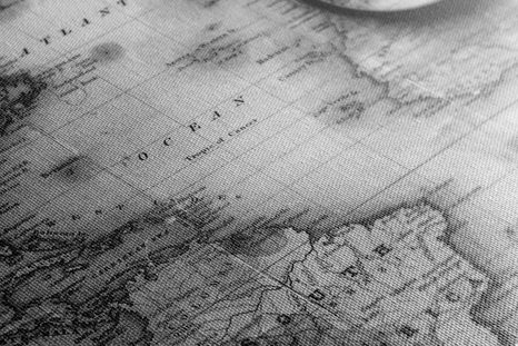 КАРТИНА НА ПЛАТНО – ЧЕРНО-БЯЛА КАРТА НА СВЕТА С ЛУПА - ЧЕРНО-БЕЛИ КАРТИНИ - КАРТИНИ