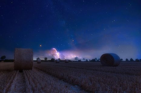 SAMOLEPÍCÍ FOTOTAPETA SENO V MĚSÍČNÍM SVITU - SAMOLEPÍCÍ TAPETY - TAPETY