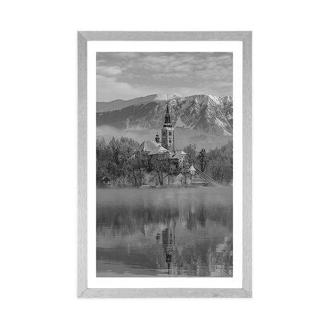 AFFICHE – ÉGLISE PRÈS DU LAC BLED EN SLOVÉNIE EN NOIR ET BLANC - NATURE - AFFICHES