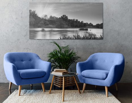 WANDBILD SONNENAUFGANG AM FLUSS IN SCHWARZ-WEISS - SCHWARZ-WEISSE BILDER - BILDER