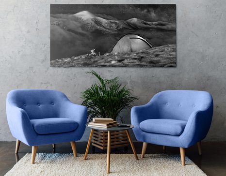 КАРТИНА НА ПЛАТНО – ПАЛАТКА ПОД НОЩНОТО НЕБЕ В ЧЕРНО-БЯЛО - ЧЕРНО-БЕЛИ КАРТИНИ - КАРТИНИ