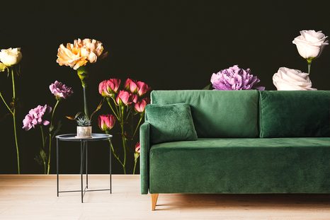 SAMOLEPÍCÍ FOTOTAPETA ELEGANTNÍ KVĚTINY NA TMAVÉM POZADÍ - SAMOLEPÍCÍ TAPETY - TAPETY