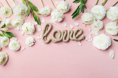 FOTOTAPETE MIT DER AUFSCHRIFT LOVE IM ROMANTISCHEN DESIGN - TAPETEN MIT ZITATEN UND SPRÜCHEN - TAPETEN