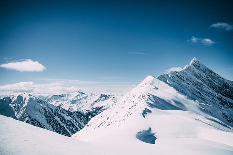 FOTOTAPETE SCHNEEBEDECKTE BERGE - TAPETEN MIT NATURMOTIVEN - TAPETEN