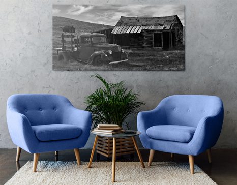 КАРТИНА НА ПЛАТНО – АВТОМОБИЛ В ЖИВОПИСНА ПРИРОДА В ЧЕРНО-БЯЛО - ЧЕРНО-БЕЛИ КАРТИНИ - КАРТИНИ