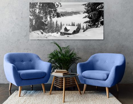 TABLEAU SUR TOILE – CABANE EN BOIS PRÈS DE PINS ENNEIGÉS EN NOIR ET BLANC - TABLEAUX EN NOIR ET BLANC - TABLEAUX