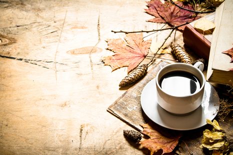 SELBSTKLEBENDE FOTOTAPETE TASSE KAFFEE IM HERBST-TOUCH - SELBSTKLEBENDE TAPETEN - TAPETEN