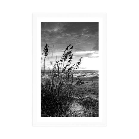 POSTER MIT PASSEPARTOUT SONNENUNTERGANG AM STRAND IN SCHWARZ-WEISS - SCHWARZ-WEISS - POSTER