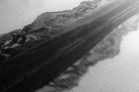 OBRAZ SKVOSTNÝ ZÁPAD SLNKA NAD HORAMI V ČIERNOBIELOM PREVEDENÍ - ČIERNOBIELE OBRAZY - OBRAZY