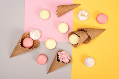 FOTOTAPETA MAKRONKY V KORNOUTU - TAPETY JÍDLA A NÁPOJE - TAPETY