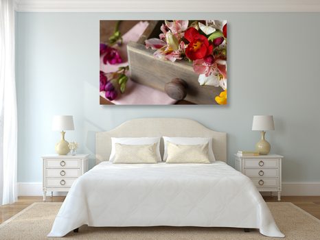 SLIKA KOMPOZICIJA SPOMLADANSKIH CVETOV V LESENEM PREDALU - VINTAGE IN RETRO SLIKE - SLIKE