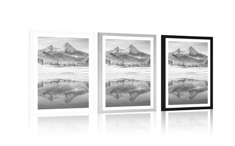 PLAKAT S PASPARTUOM SNJEŽNI KRAJOLIK U ALPAMA U CRNO-BIJELOM DIZAJNU - CRNO-BIJELE - PLAKATI