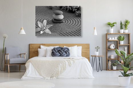OBRAZ ZEN ZAHRADA A KAMENY V PÍSKU V ČERNOBÍLÉM PROVEDENÍ - ČERNOBÍLÉ OBRAZY - OBRAZY