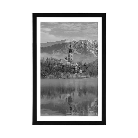 AFFICHE – ÉGLISE PRÈS DU LAC BLED EN SLOVÉNIE EN NOIR ET BLANC - NATURE - AFFICHES