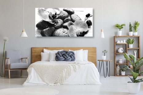 OBRAZ KOUZELNÁ SOUHRA KAMENŮ A ORCHIDEJE V ČERNOBÍLÉM PROVEDENÍ - ČERNOBÍLÉ OBRAZY - OBRAZY