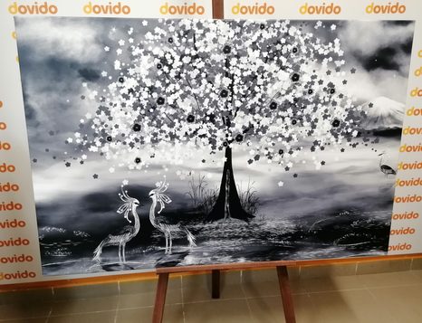 OBRAZ VOLAVKY POD MAGICKÝM STROMEM V ČERNOBÍLÉM PROVEDENÍ - ČERNOBÍLÉ OBRAZY - OBRAZY