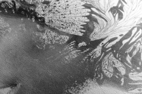 KÉP HÖLGY FESTETT VIRÁGOKKAL- FEKETEFEHÉRBEN - FEKETE-FEHÉR KÉPEK - KÉPEK