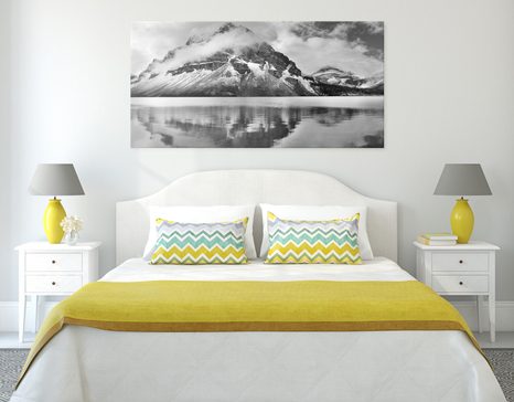 TABLEAU SUR TOILE – LAC PRÈS D'UNE MAGNIFIQUE MONTAGNE EN NOIR ET BLANC - TABLEAUX EN NOIR ET BLANC - TABLEAUX