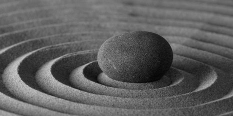 OBRAZ MEDITUJÚCI KAMEŇ V ČIERNOBIELOM PREVEDENÍ - ČIERNOBIELE OBRAZY - OBRAZY