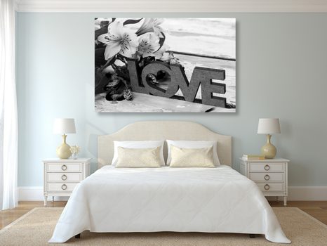 OBRAZ S DŘEVĚNÝM NÁPISEM LOVE V ČERNOBÍLÉM PROVEDENÍ - ČERNOBÍLÉ OBRAZY - OBRAZY