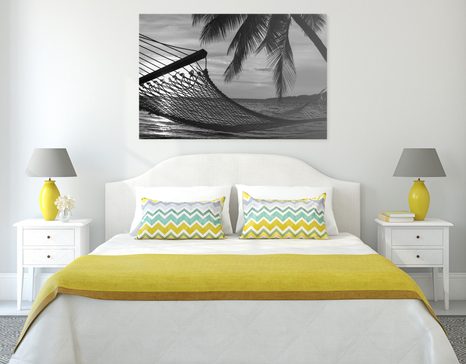 КАРТИНА НА ПЛАТНО – ХАМАК НА ПЛАЖА В ЧЕРНО-БЯЛО ИЗПЪЛНЕНИЕ - ЧЕРНО-БЕЛИ КАРТИНИ - КАРТИНИ