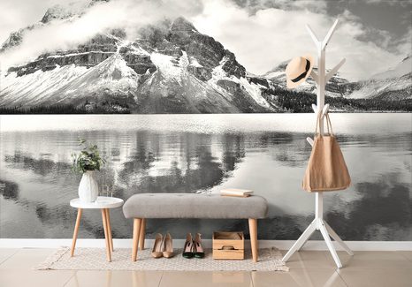 FOTOTAPETA JEZERO POBLÍŽ HORY V ČERNOBÍLÉM - ČERNOBÍLÉ TAPETY - TAPETY