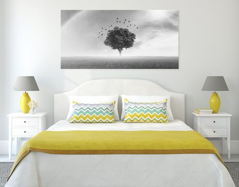 OBRAZ OSAMĚÝ STROM NA LOUCE V ČERNOBÍLÉM PROVEDENÍ - ČERNOBÍLÉ OBRAZY - OBRAZY