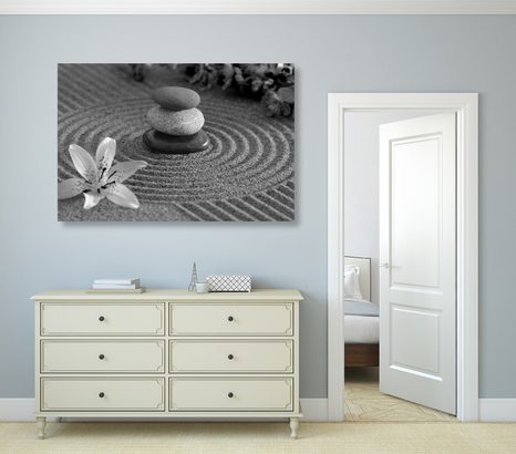 OBRAZ ZEN ZAHRADA A KAMENY V PÍSKU V ČERNOBÍLÉM PROVEDENÍ - ČERNOBÍLÉ OBRAZY - OBRAZY