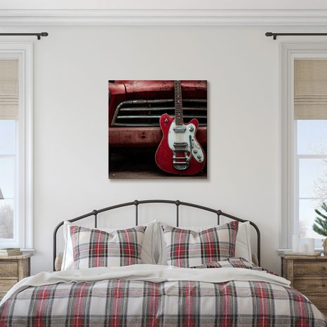 SLIKA CRVENA GITARA ISPRED AUTOMOBILA - GLAZBENE SLIKE - SLIKE