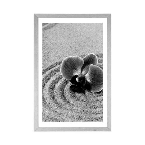 PLAKAT S PASPARTUOM PJEŠČANI ZEN VRT S ORHIDEJOM U CRNO-BIJELOM DIZAJNU - CRNO-BIJELE - PLAKATI