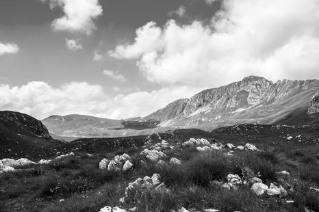 KÉP VÖLGY MONTENEGRÓBAN FEKETE FEHÉRBEN - FEKETE-FEHÉR KÉPEK - KÉPEK