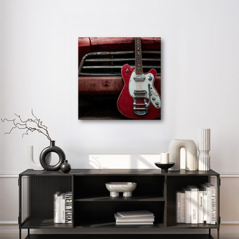 SLIKA CRVENA GITARA ISPRED AUTOMOBILA - GLAZBENE SLIKE - SLIKE