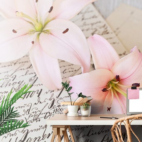 FOTOTAPETE LILIE AUF EINEM ELEGANTEN BLATT - TAPETEN MIT BLUMENMOTIVEN - TAPETEN