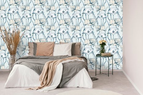 SAMOLEPÍCÍ TAPETA KVETOUCÍ MÁKY V MODRO-BÉŽOVÉM PROVEDENÍ - SAMOLEPÍCÍ TAPETY - TAPETY