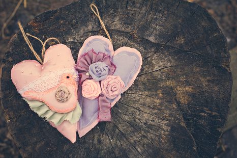 CARTA DA PARATI – CUORICINI FATTI A MANO SU CEPPO - CARTA DA PARATI VINTAGE A RETRO - CARTA DA PARATI