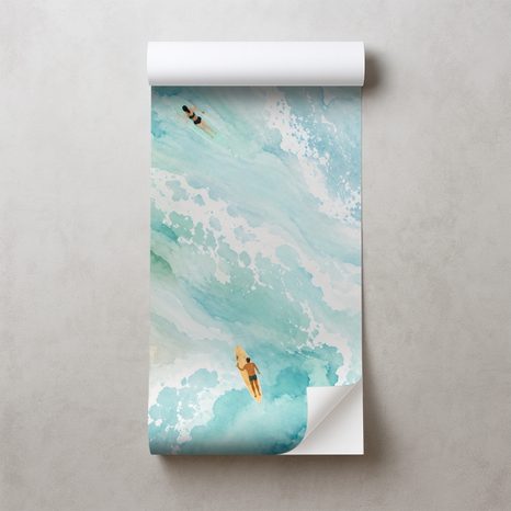 ZELFKLEVEND FOTOBEHANG AQUARELZEE MET SURFERS - FOTOBEHANG ZEE EN STRAND - FOTOBEHANG