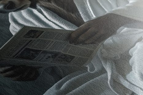 STAMPA SU TELA – BUFALO CON GIORNALI IN BAGNO - QUADRI DI UN BUFALO E DI UNA MUCCA - STAMPE E QUADRI