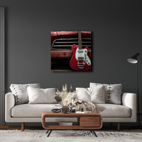 SLIKA CRVENA GITARA ISPRED AUTOMOBILA - GLAZBENE SLIKE - SLIKE